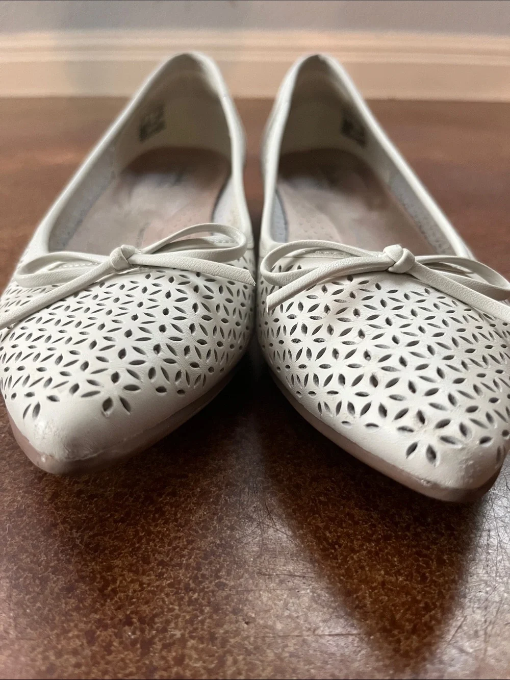 Clarks Women's Cream Laser-Cut Pointed Ballet Flats with Bow Sz 9